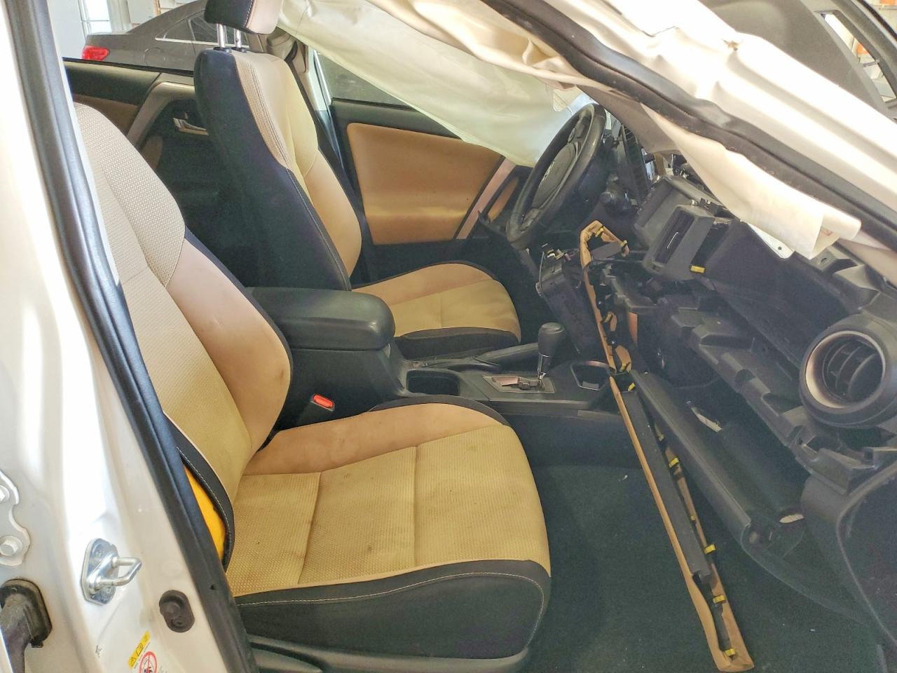 2018 TOYOTA RAV4 HV LE photo 7