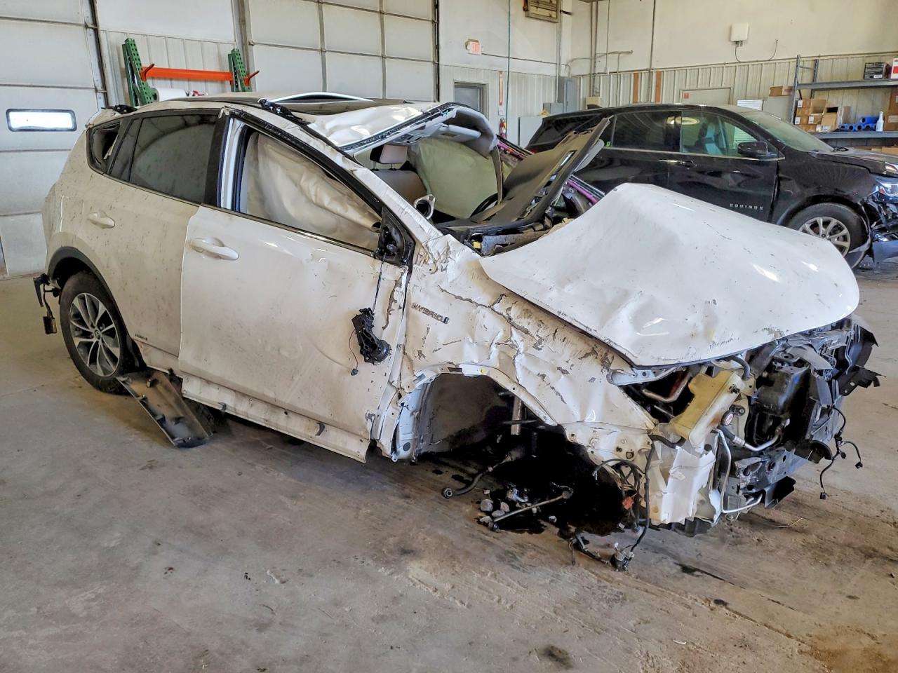 2018 TOYOTA RAV4 HV LE photo 4