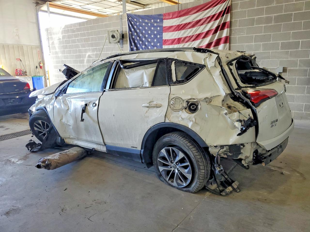 2018 TOYOTA RAV4 HV LE photo 2