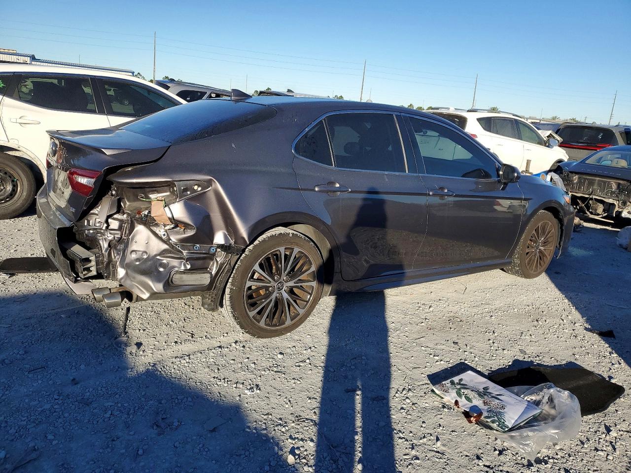 2020 TOYOTA CAMRY SE photo 3