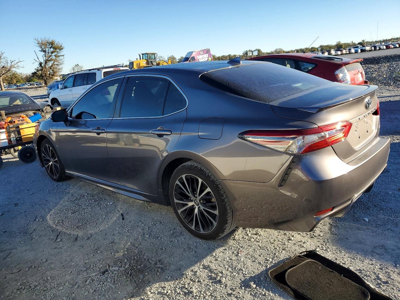 2020 TOYOTA CAMRY SE photo 2