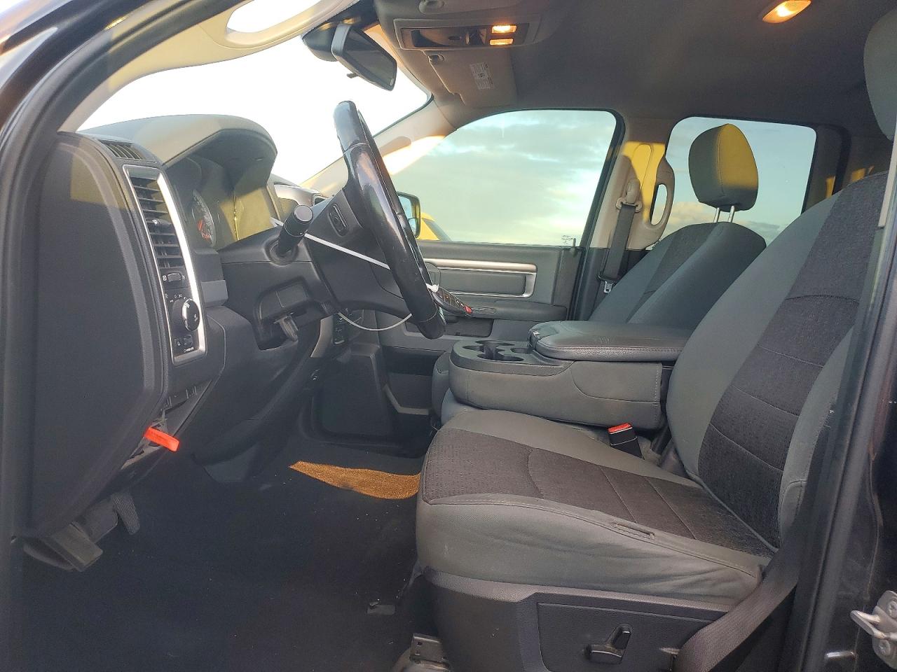 2016 RAM 1500 SLT photo 7