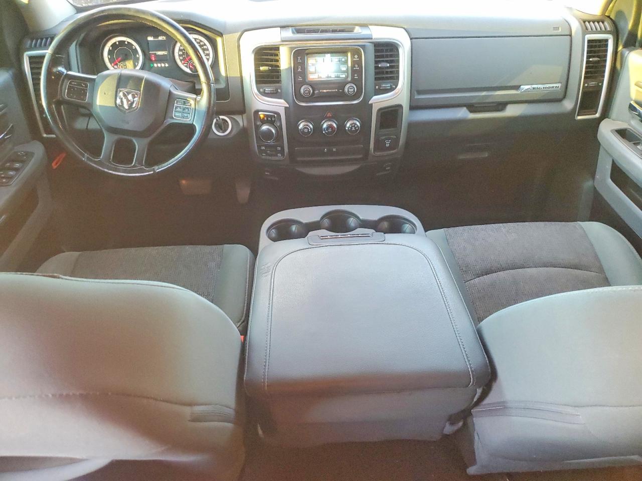 2016 RAM 1500 SLT photo 8