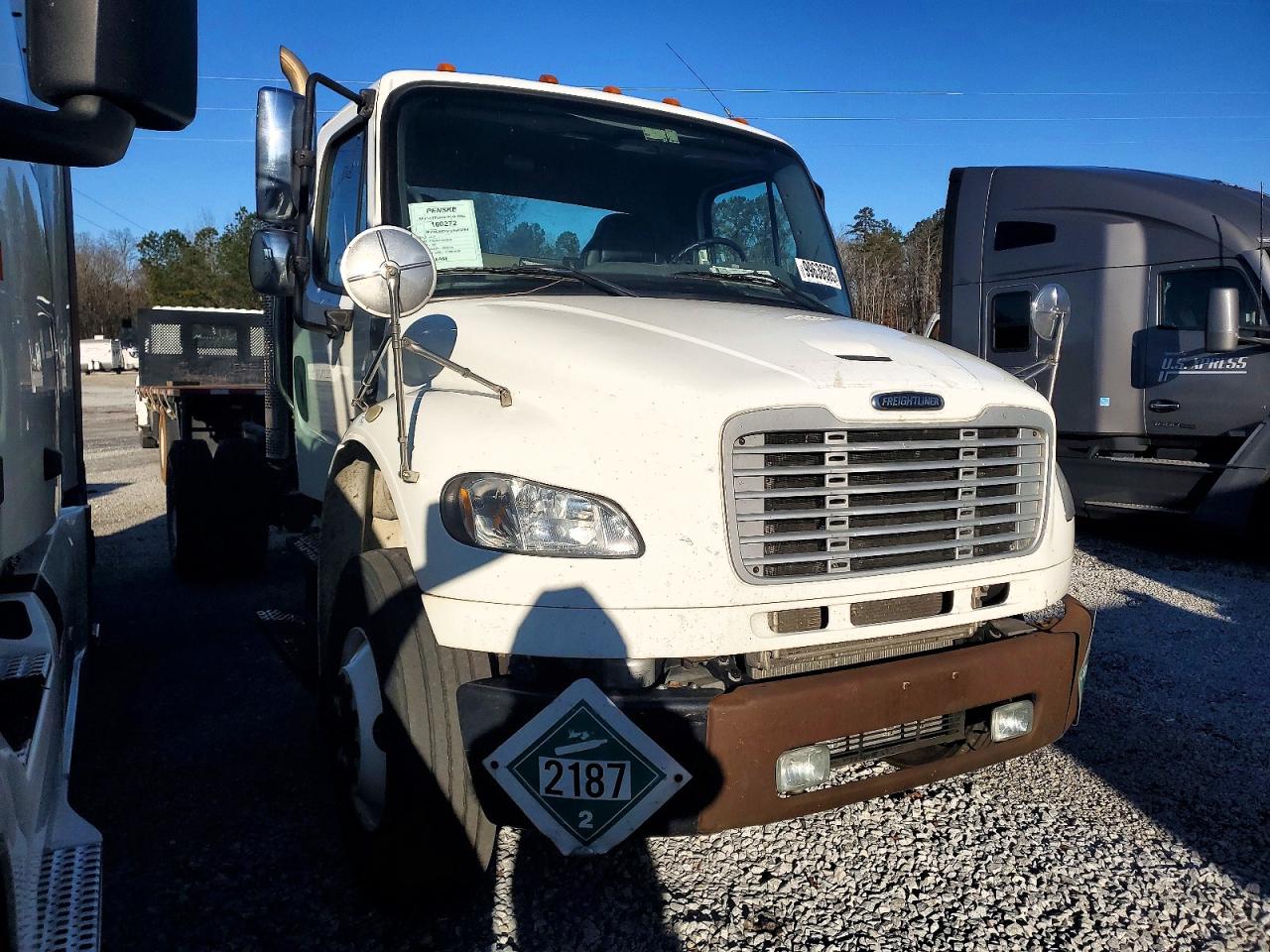 2017 FREIGHTLINER M2 106 MED - SEMI TRUCK photo 4