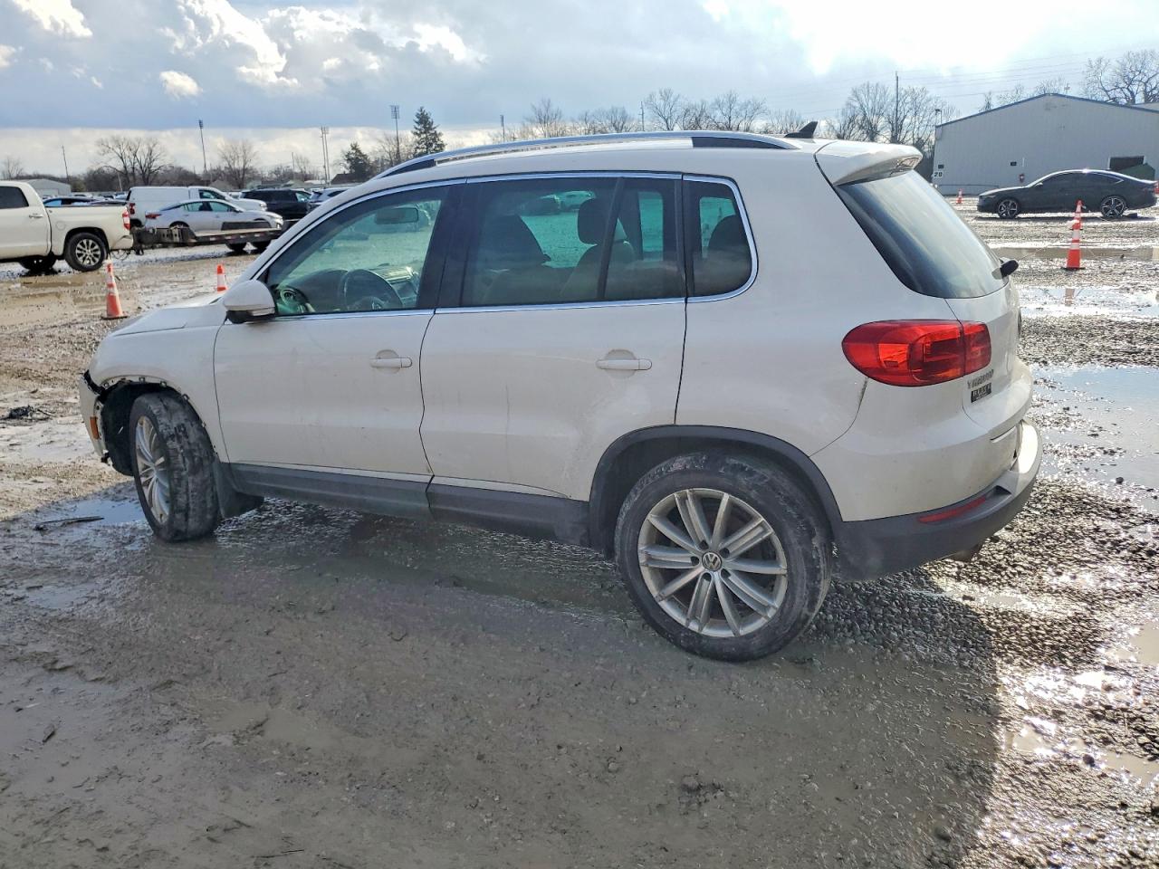 2013 VOLKSWAGEN TIGUAN S photo 4