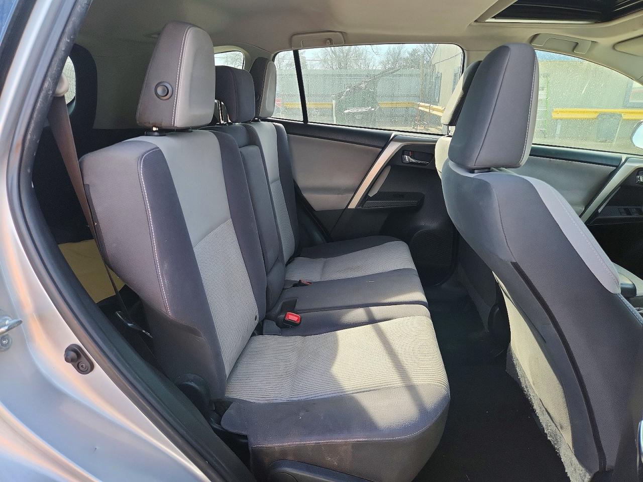 2015 TOYOTA RAV4 XLE photo 10