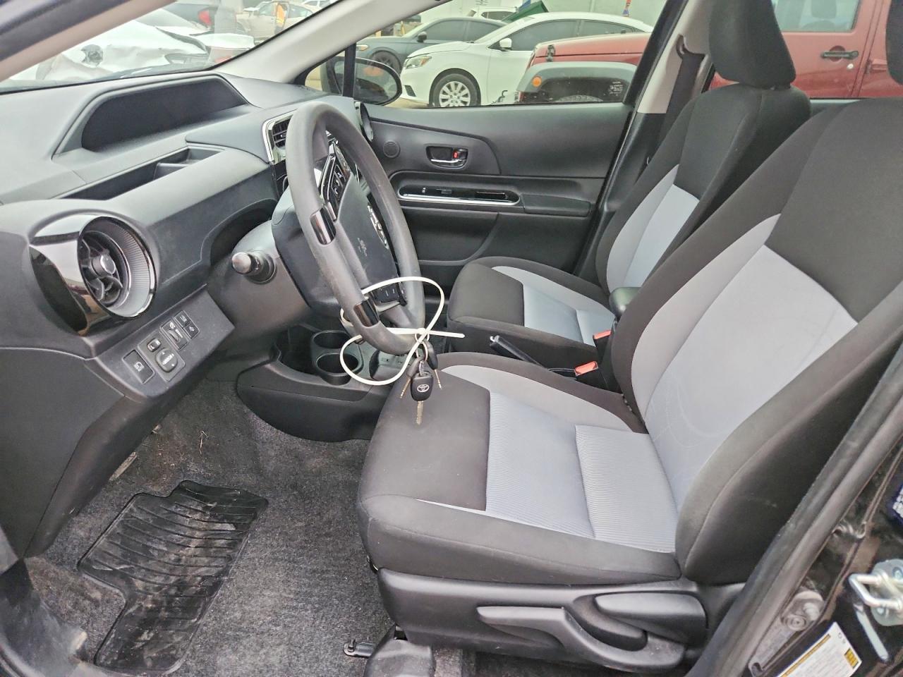 2018 TOYOTA PRIUS C photo 7