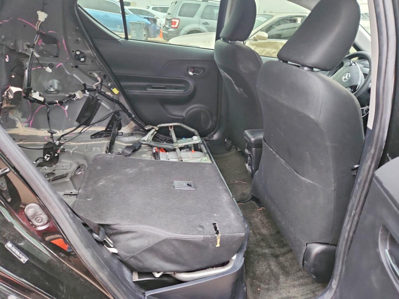 2018 TOYOTA PRIUS C photo 10