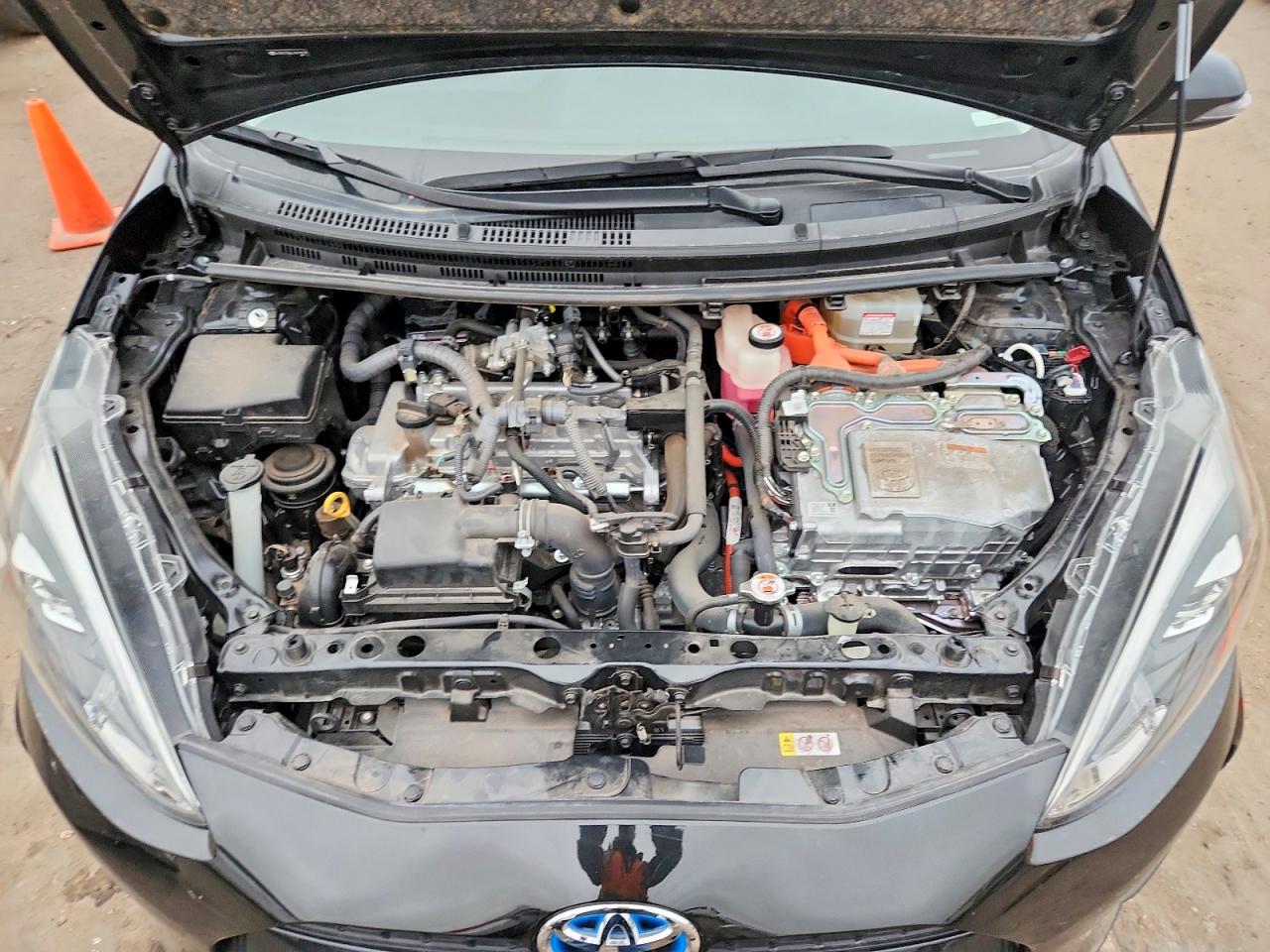 2018 TOYOTA PRIUS C photo 11