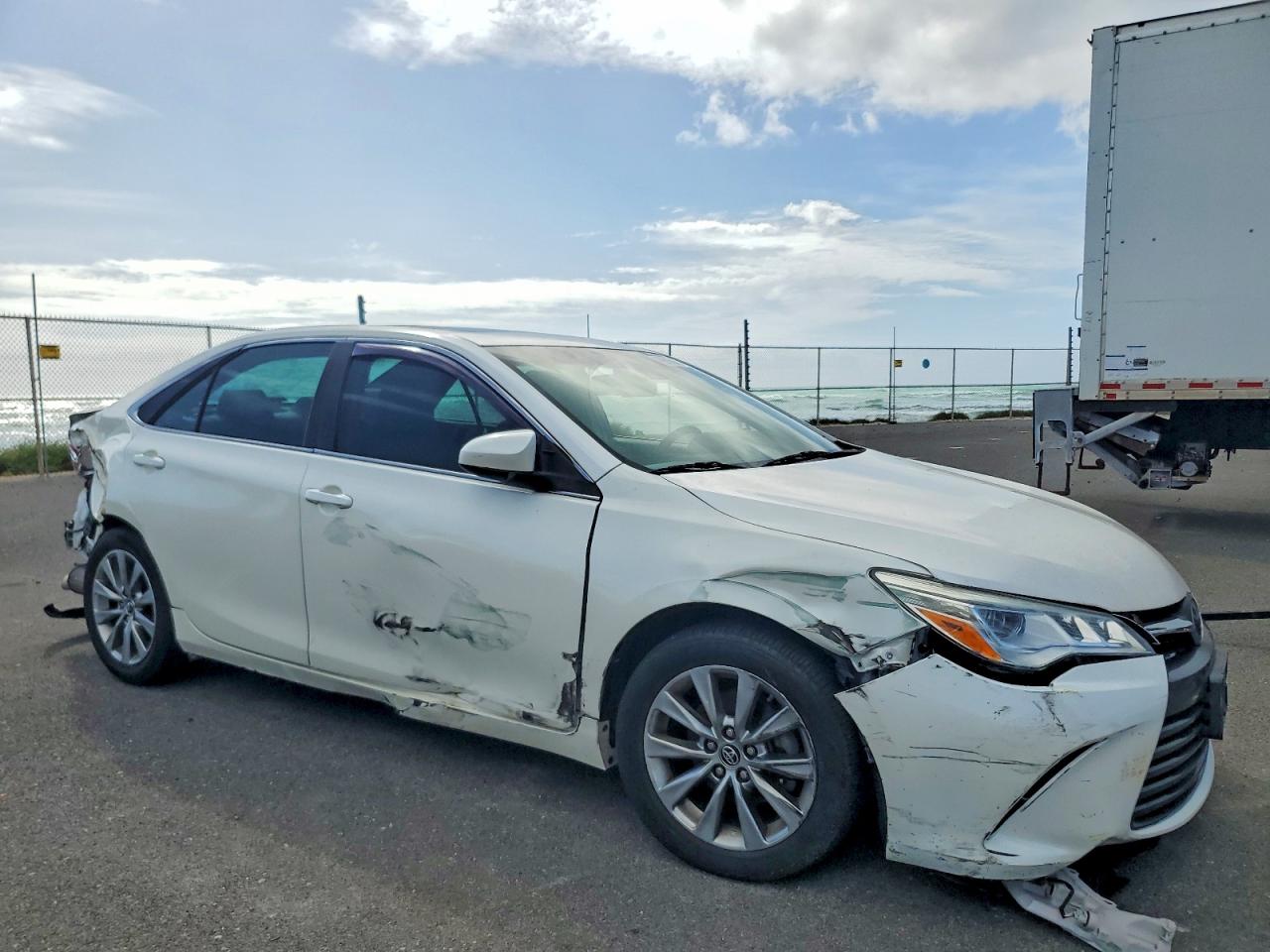 2016 TOYOTA CAMRY photo 4