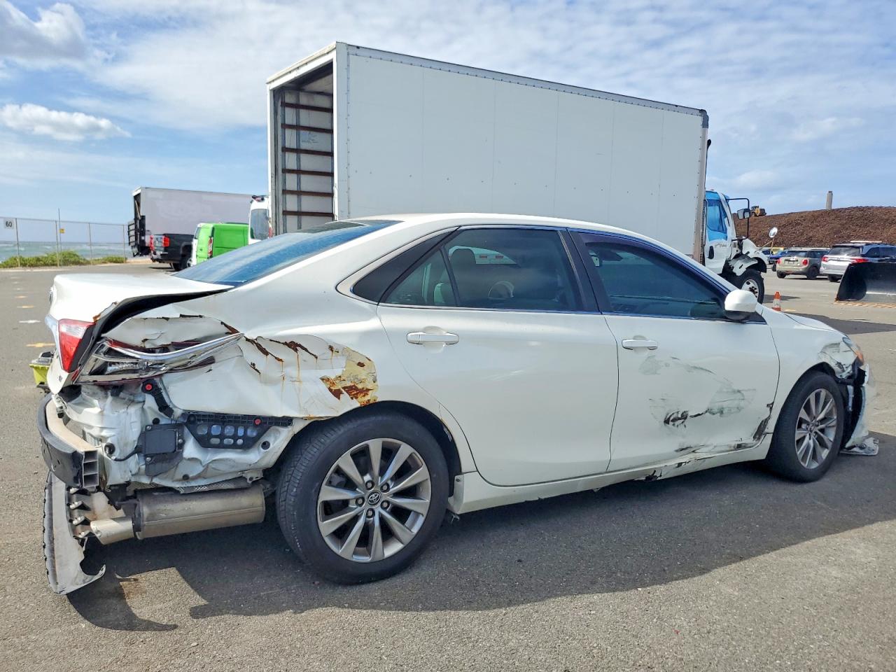2016 TOYOTA CAMRY photo 3