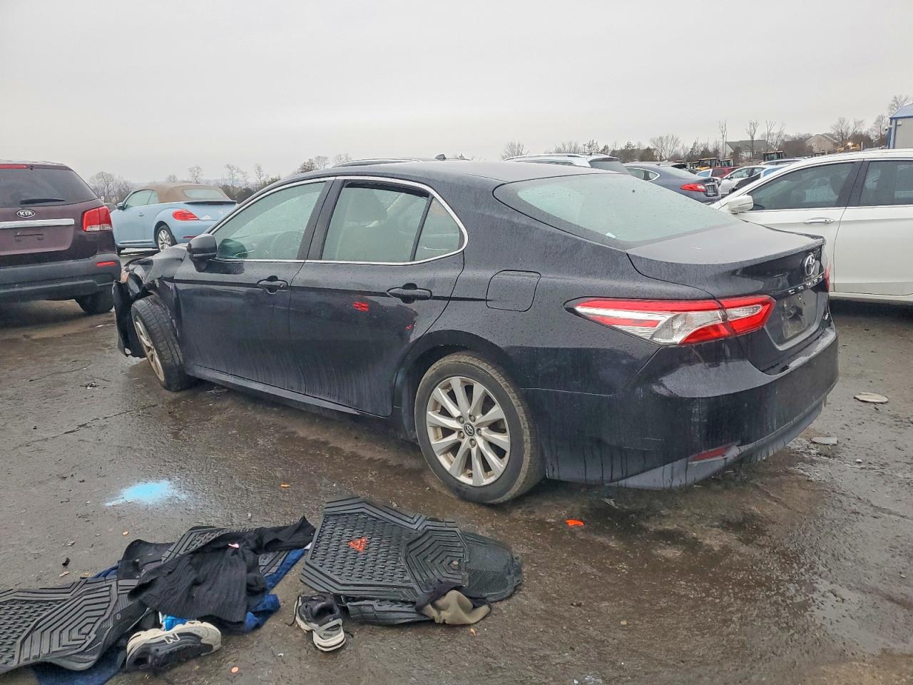 2018 TOYOTA CAMRY LE photo 3
