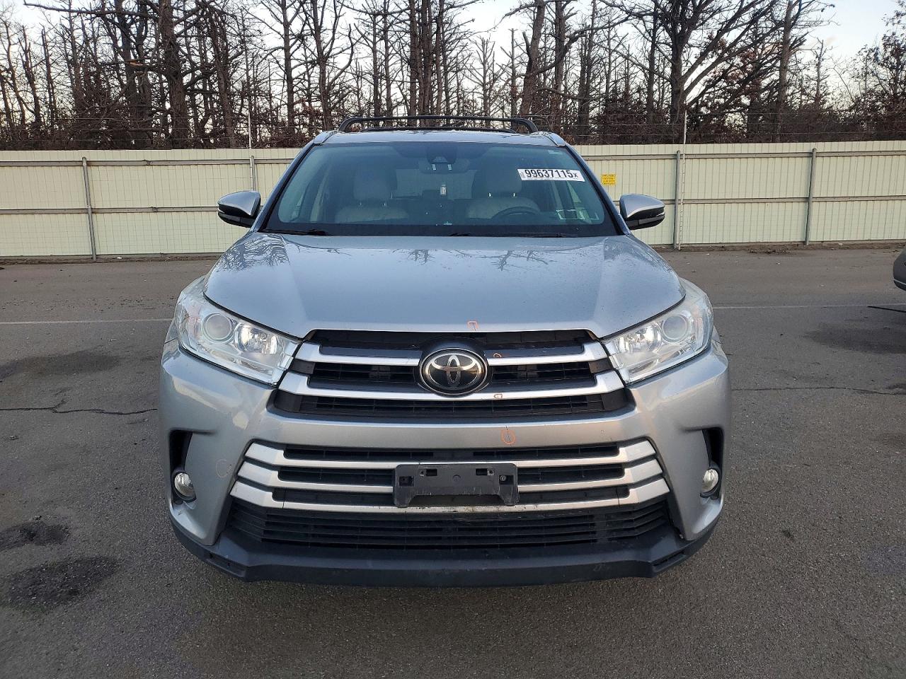 2017 TOYOTA HIGHLANDER SE photo 5