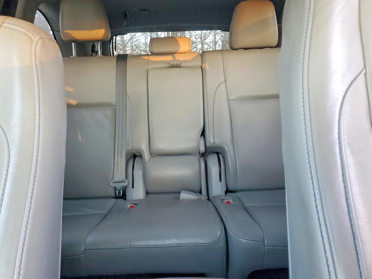 2017 TOYOTA HIGHLANDER SE photo 10