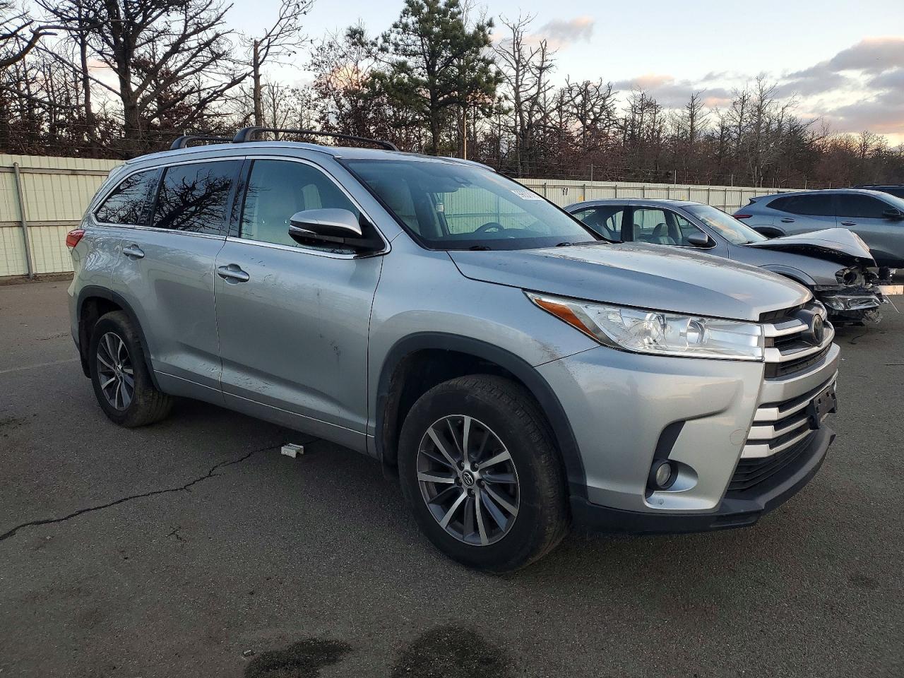 2017 TOYOTA HIGHLANDER SE photo 4
