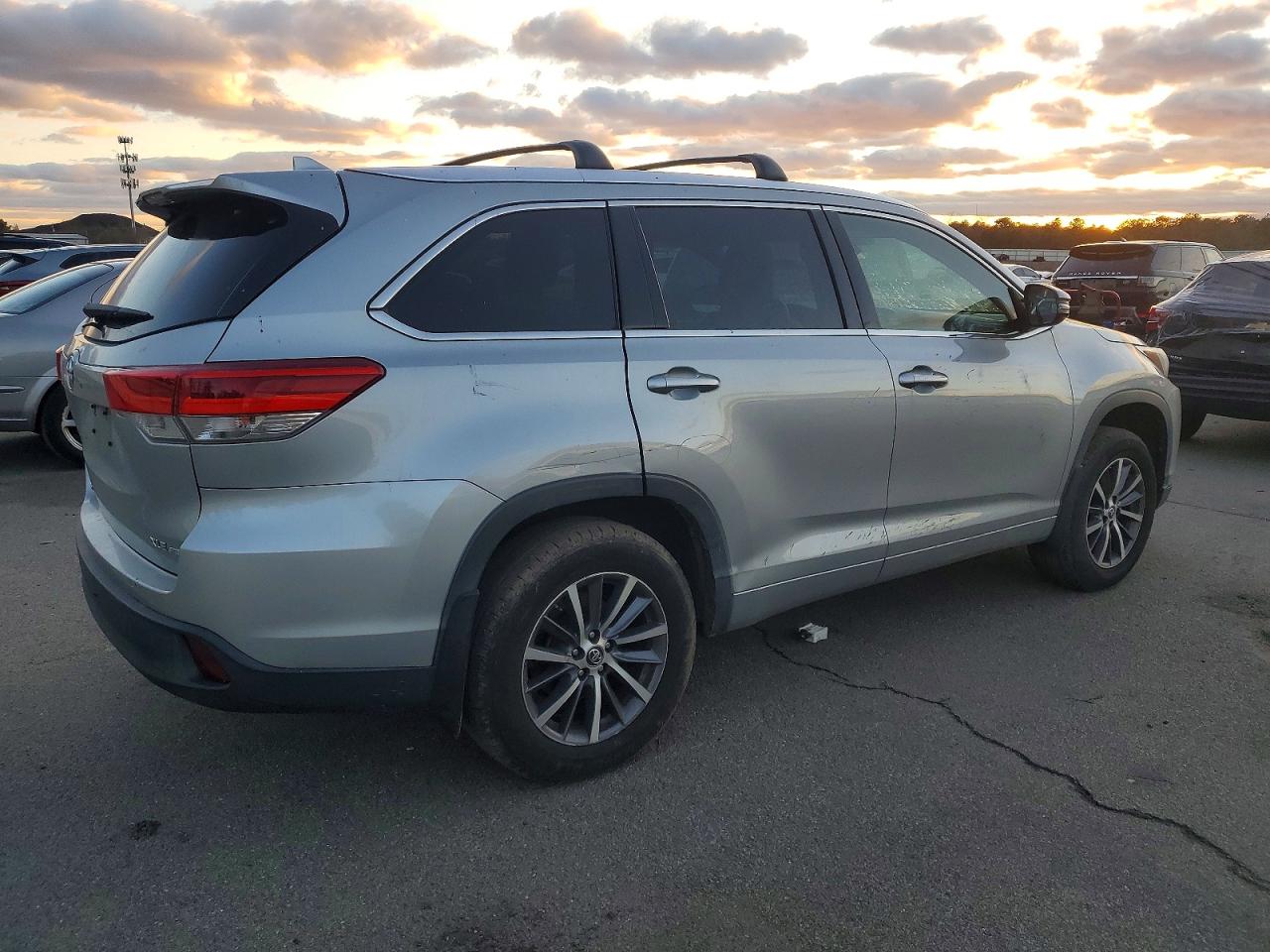 2017 TOYOTA HIGHLANDER SE photo 3