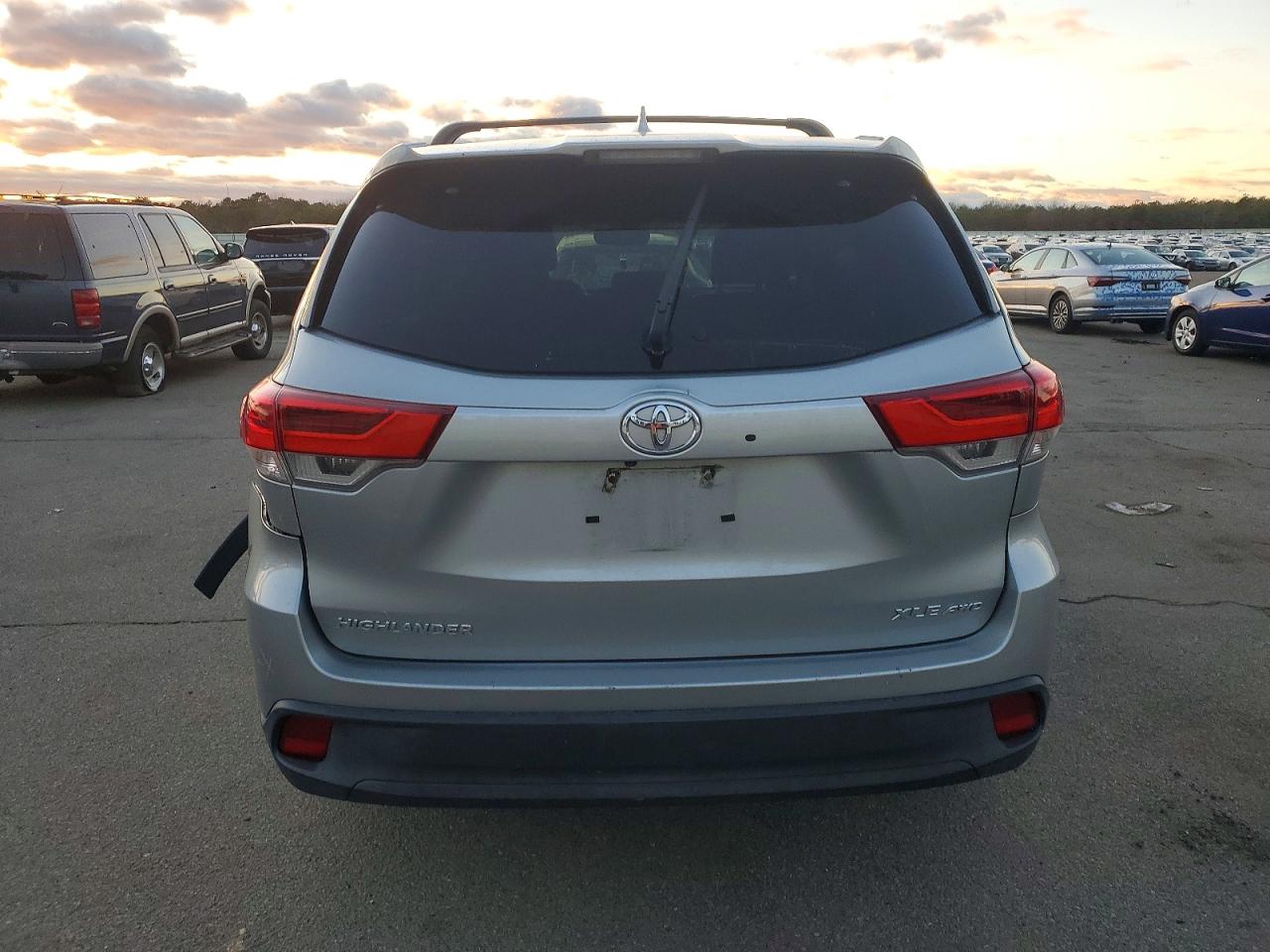 2017 TOYOTA HIGHLANDER SE photo 6