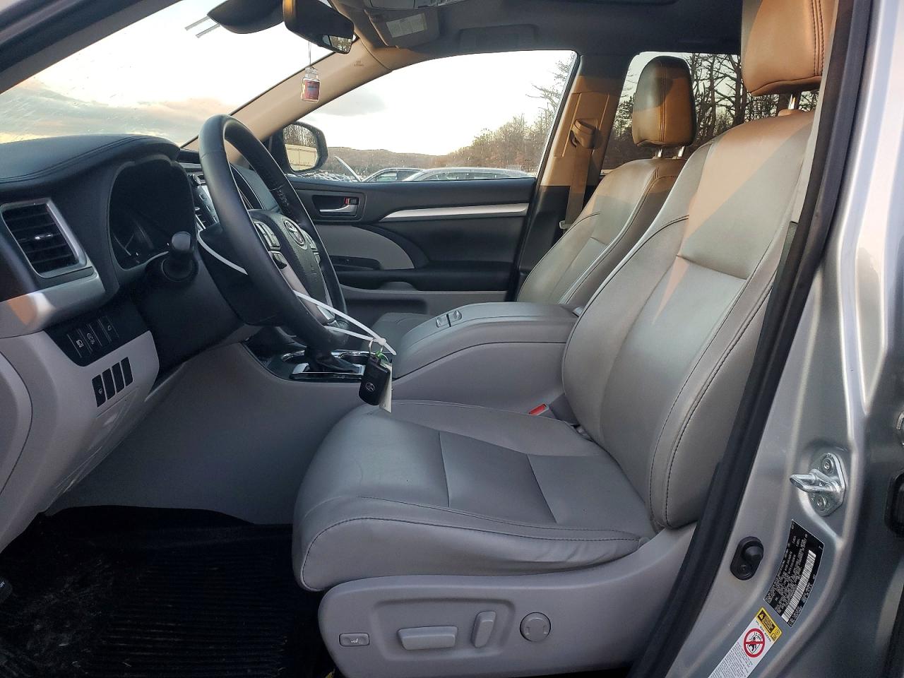 2017 TOYOTA HIGHLANDER SE photo 7