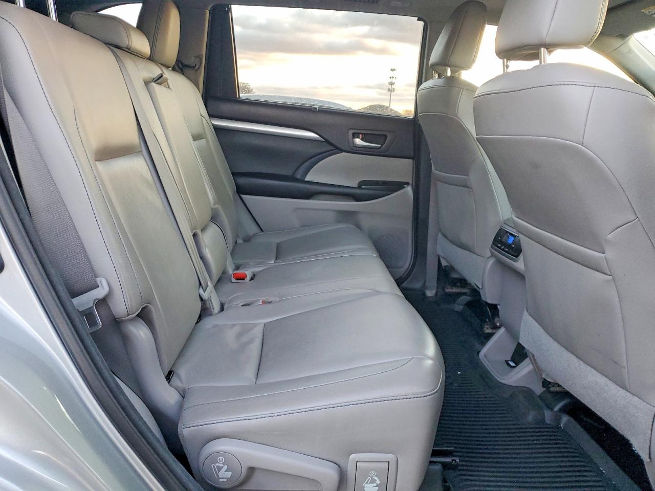 2017 TOYOTA HIGHLANDER SE photo 11