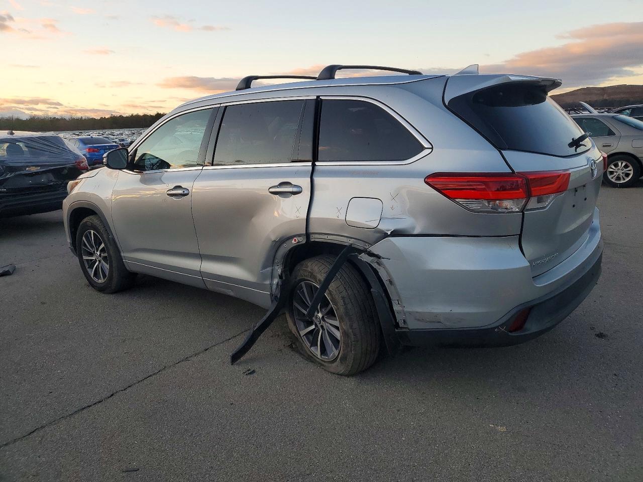 2017 TOYOTA HIGHLANDER SE photo 2