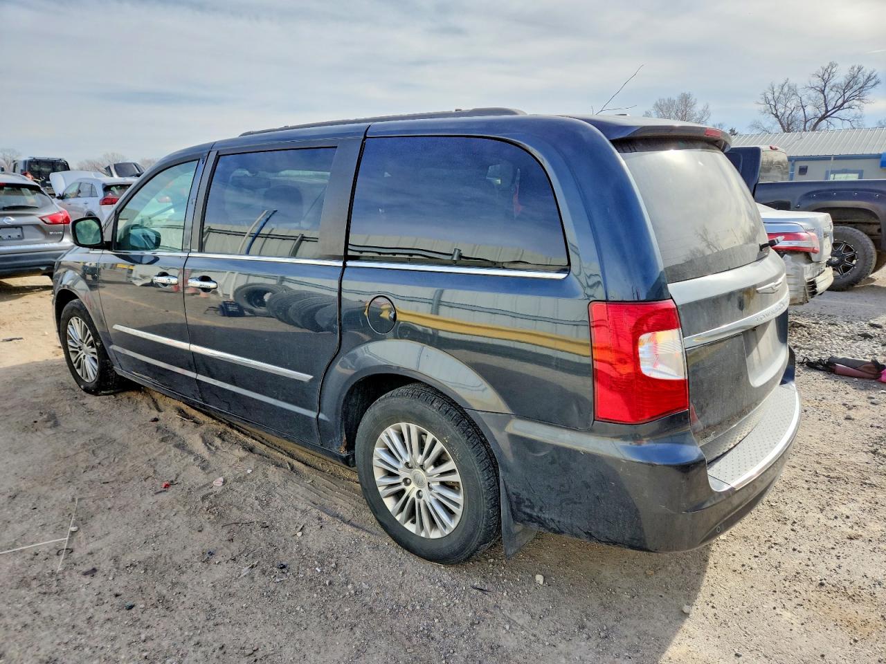 2013 CHRYSLER TOWN & COUNTRY TOURING L photo 2