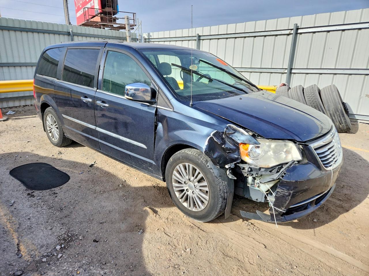 2013 CHRYSLER TOWN & COUNTRY TOURING L photo 4