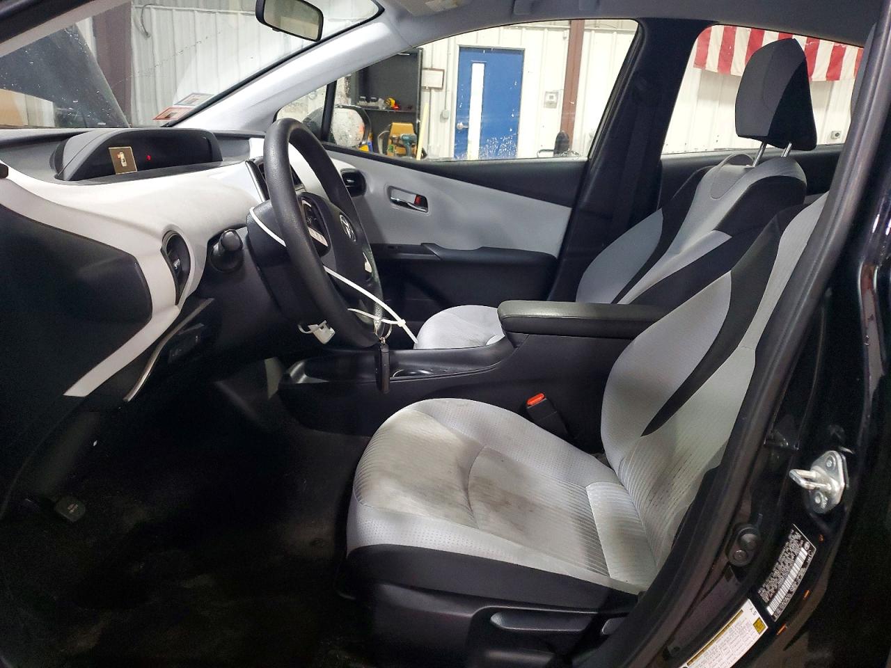 2016 TOYOTA PRIUS photo 7