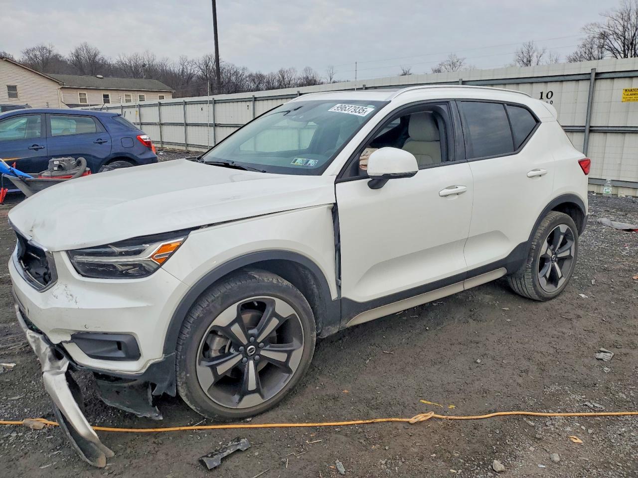 2021 VOLVO XC40