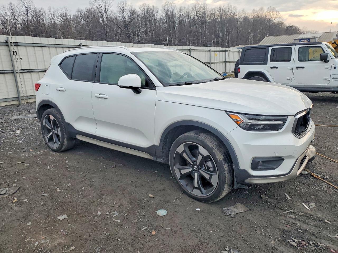 2021 VOLVO XC40 T5 MOMENTUM photo 4