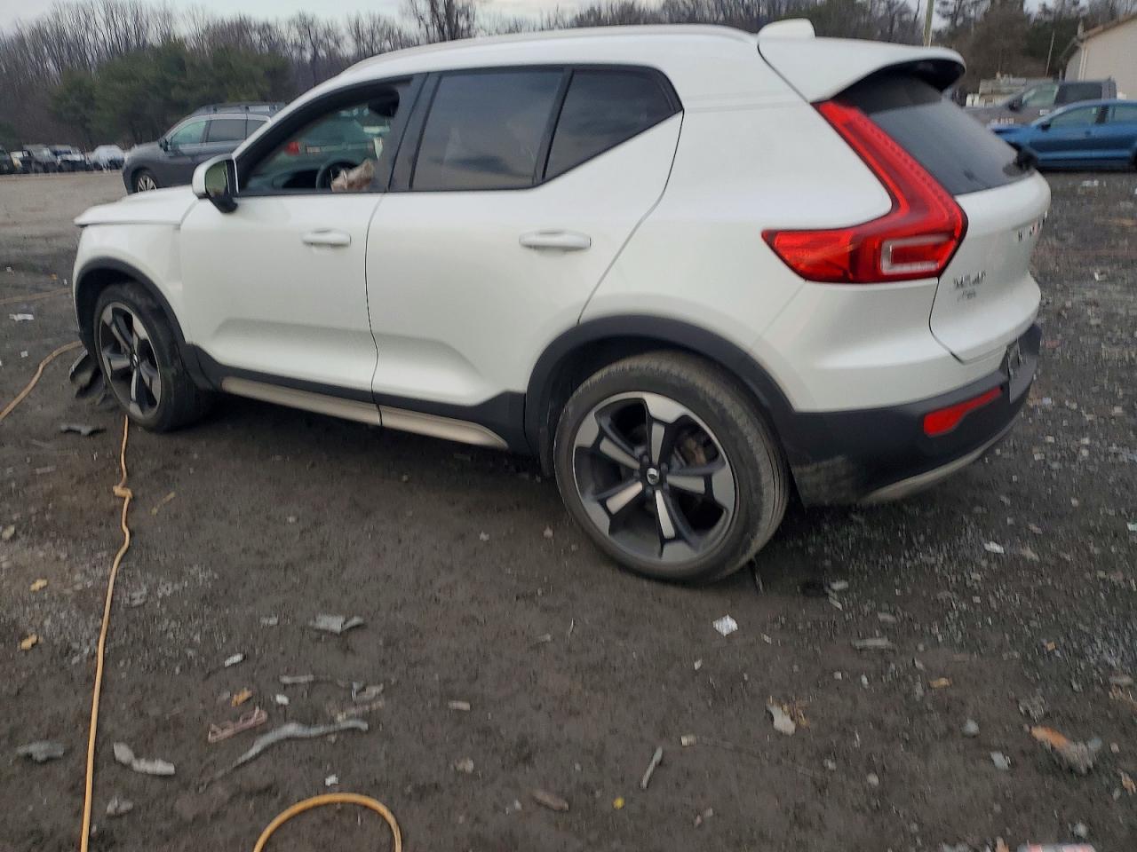 2021 VOLVO XC40 T5 MOMENTUM photo 2