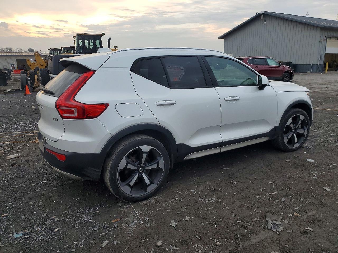 2021 VOLVO XC40 T5 MOMENTUM photo 3