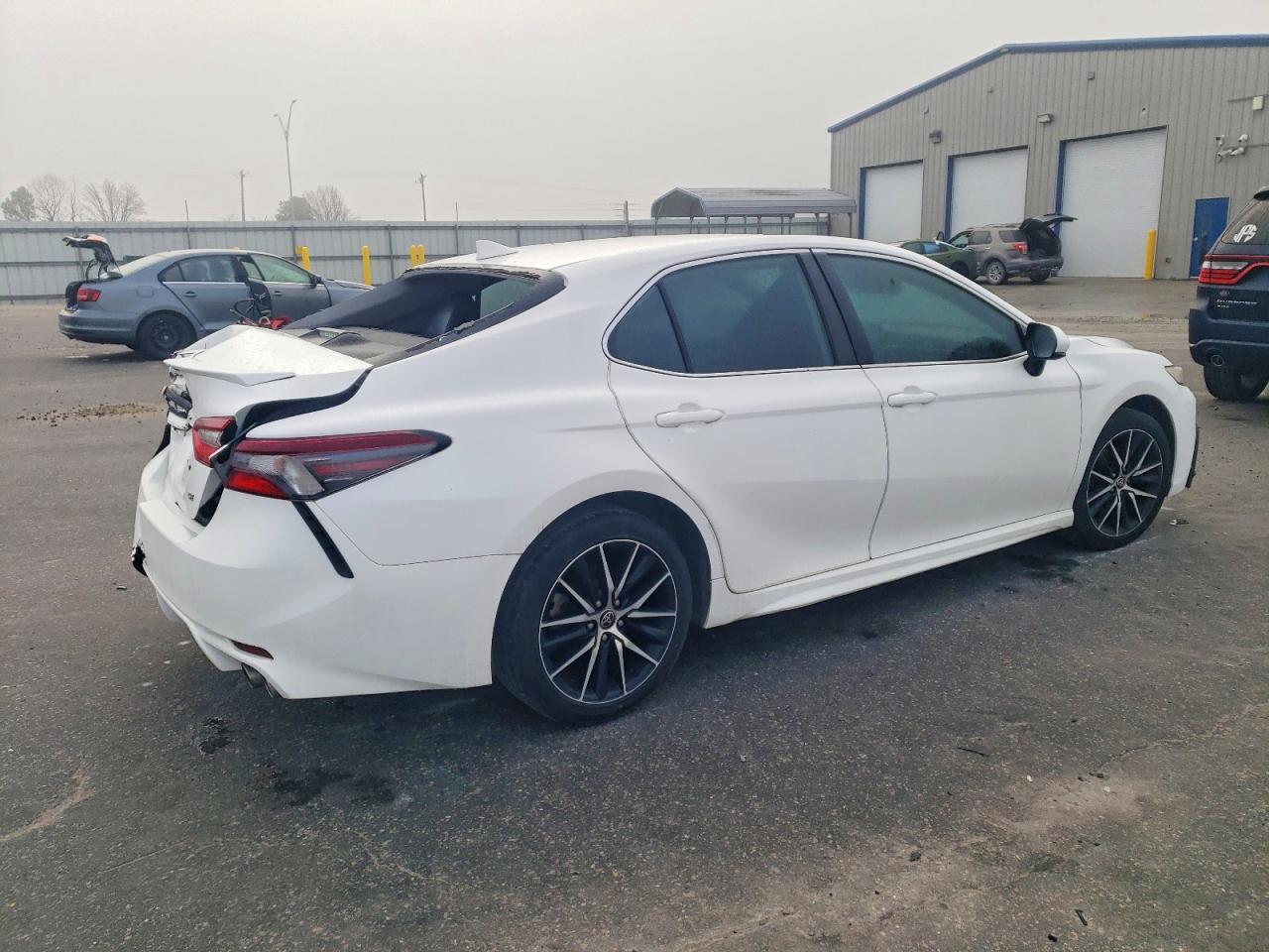2021 TOYOTA CAMRY SE photo 3