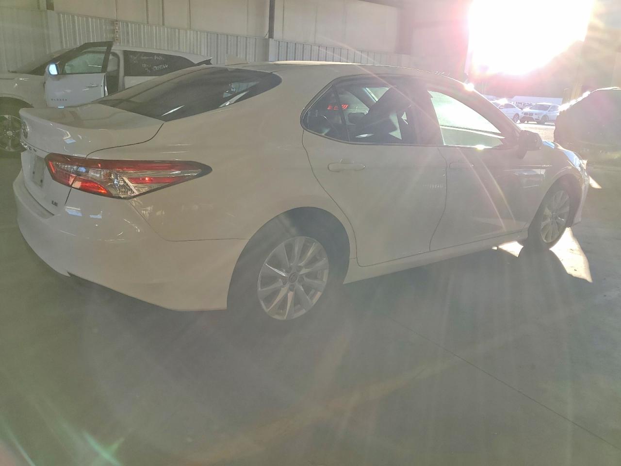 2020 TOYOTA CAMRY LE photo 3