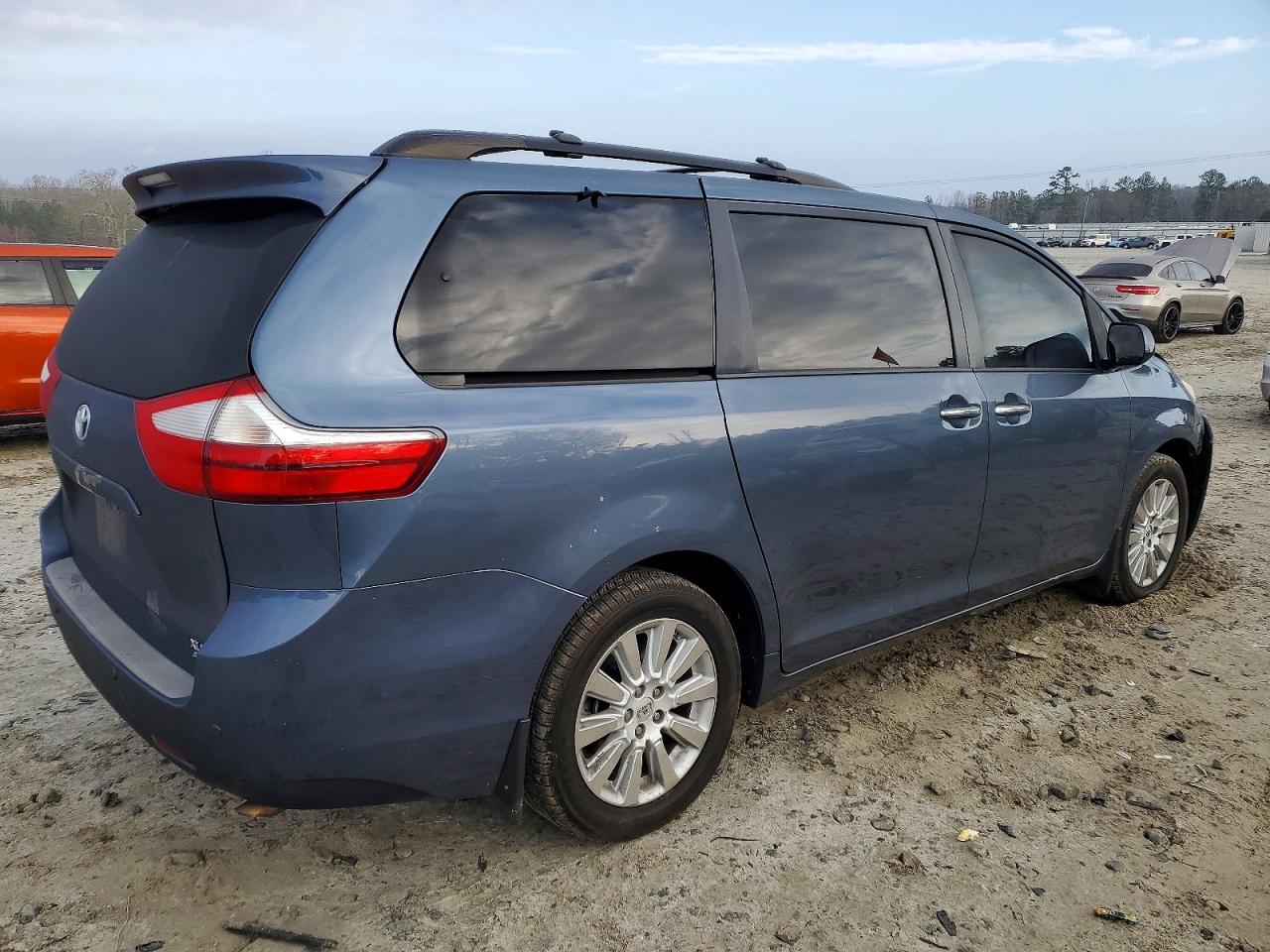 2015 TOYOTA SIENNA XLE photo 3