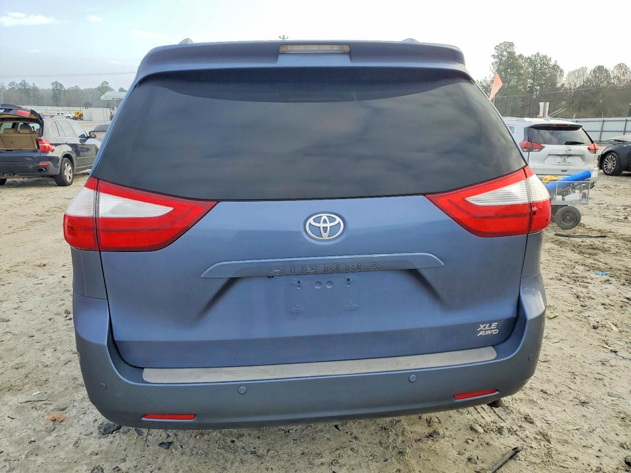 2015 TOYOTA SIENNA XLE photo 6
