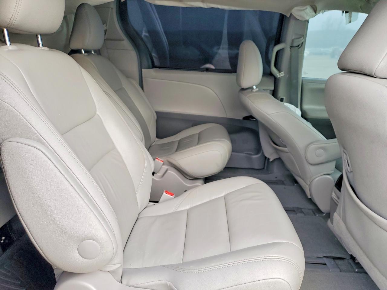 2015 TOYOTA SIENNA XLE photo 11