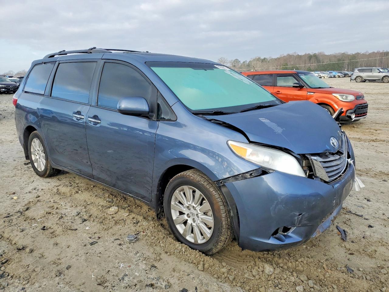 2015 TOYOTA SIENNA XLE photo 4