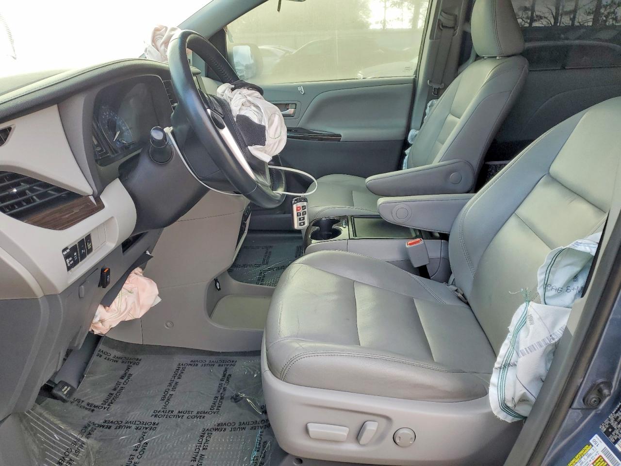 2015 TOYOTA SIENNA XLE photo 7