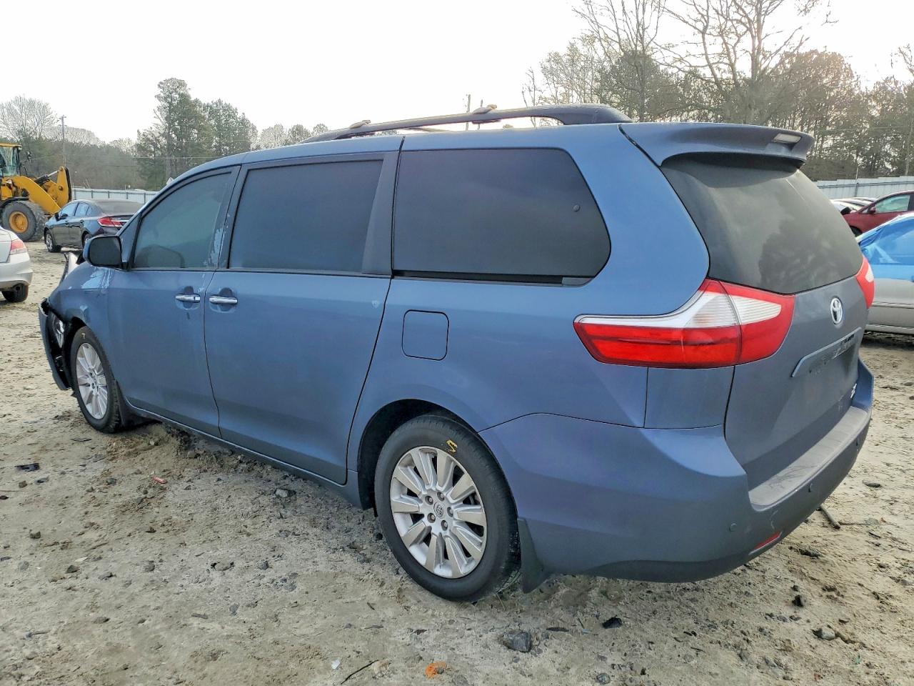 2015 TOYOTA SIENNA XLE photo 2
