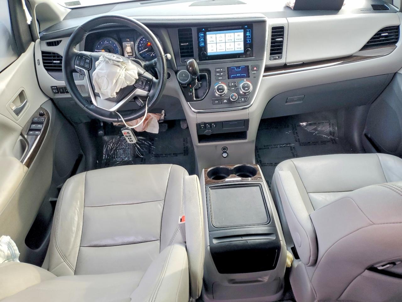 2015 TOYOTA SIENNA XLE photo 8