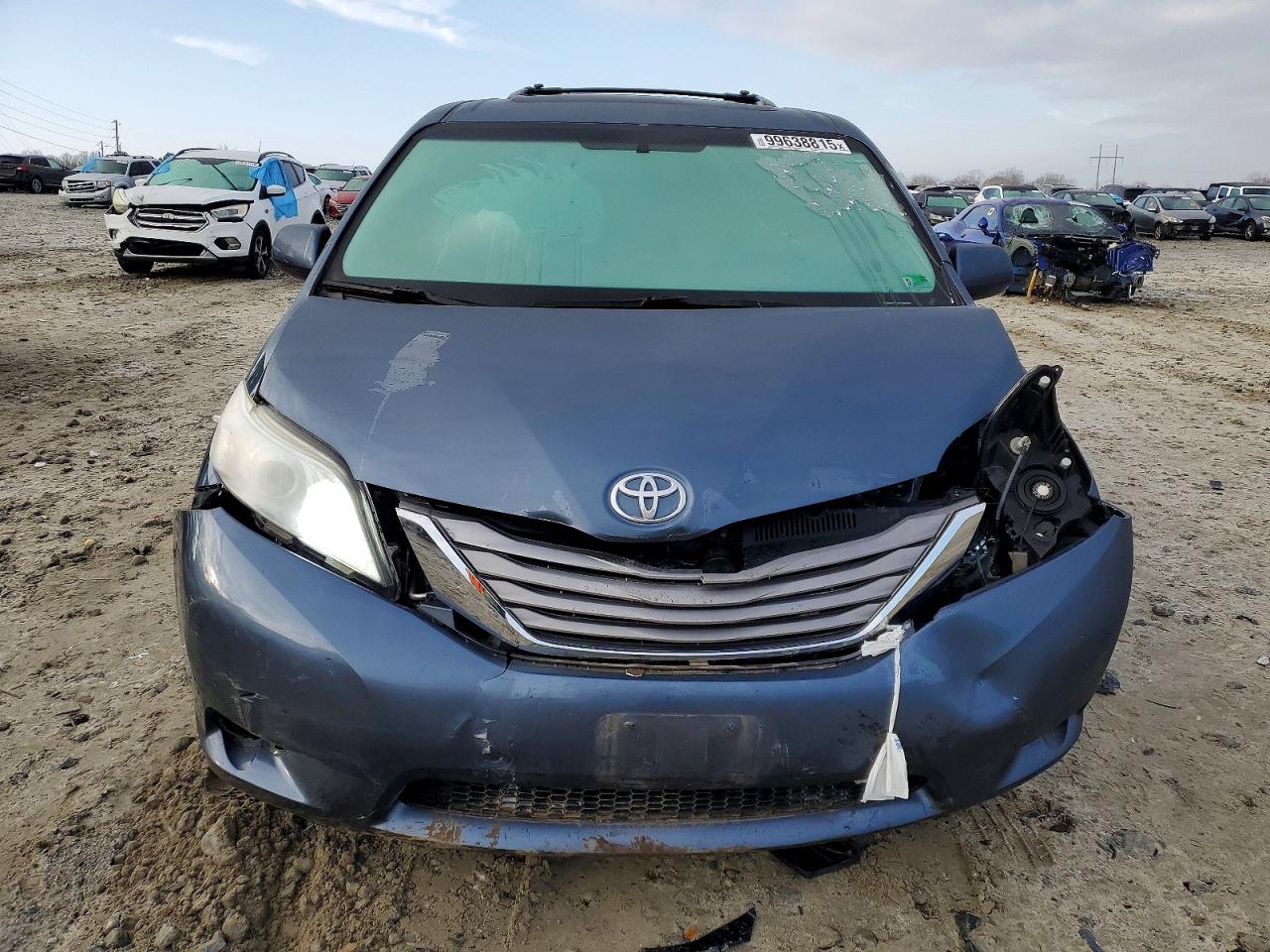 2015 TOYOTA SIENNA XLE photo 5