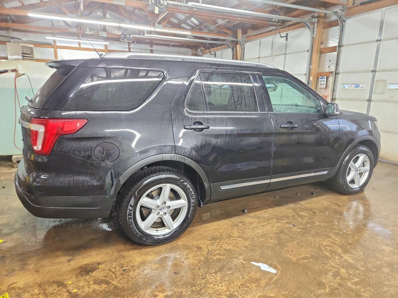 2019 FORD EXPLORER XLT photo 3