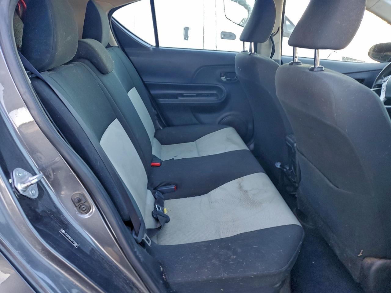 2016 TOYOTA PRIUS C photo 10