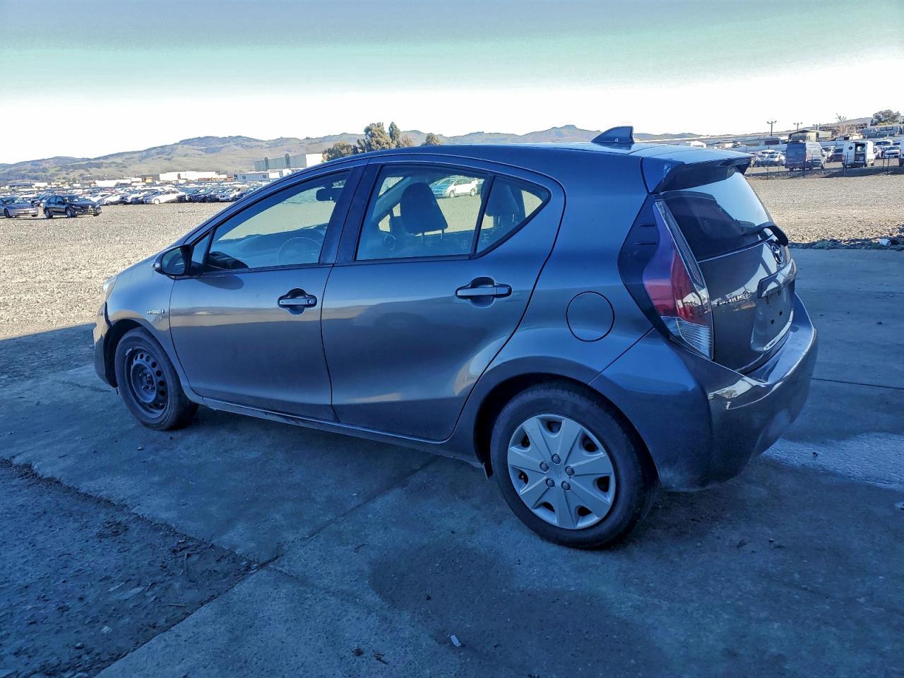 2016 TOYOTA PRIUS C photo 2