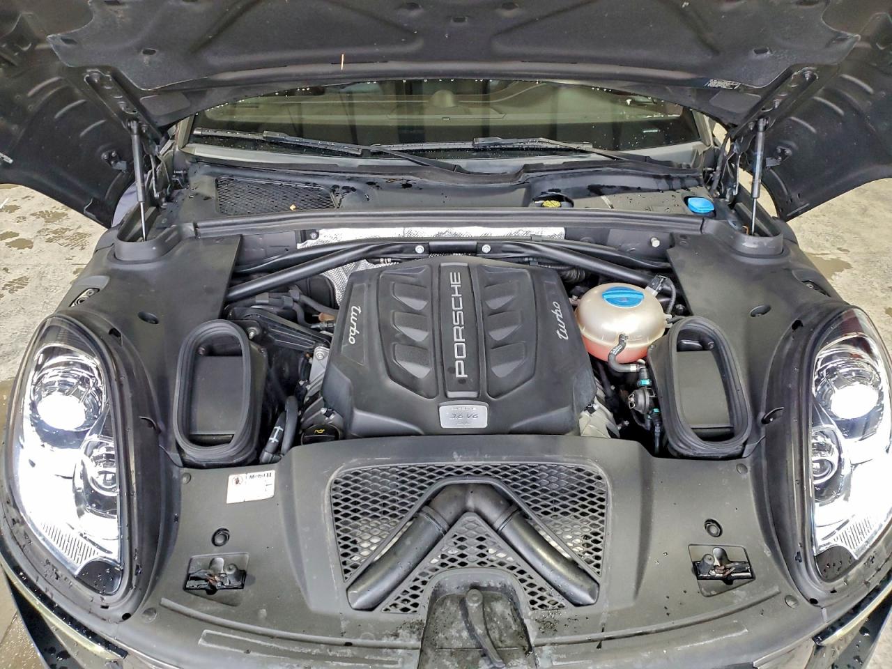 2016 PORSCHE MACAN TURBO photo 12