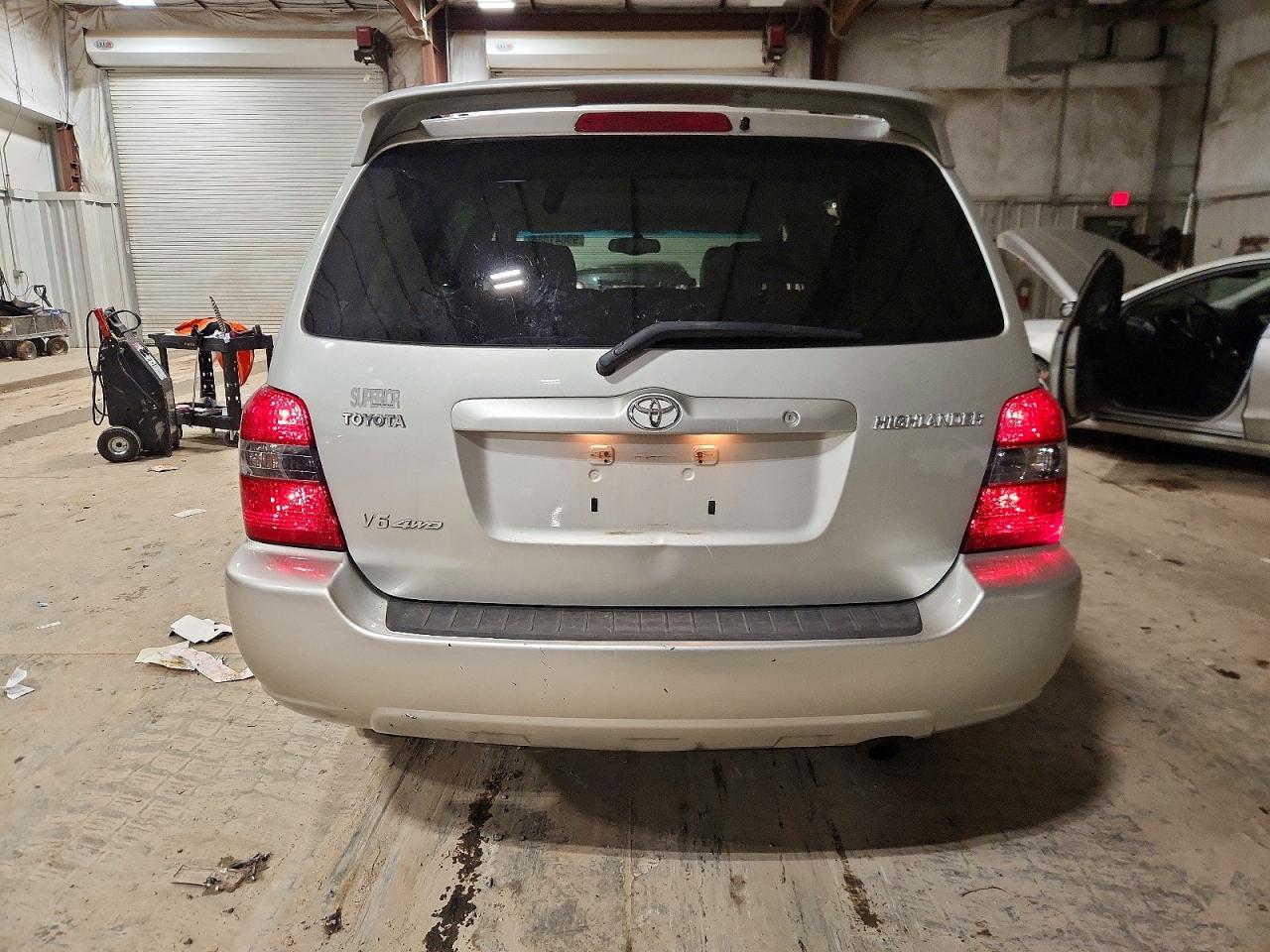 2004 TOYOTA HIGHLANDER photo 6