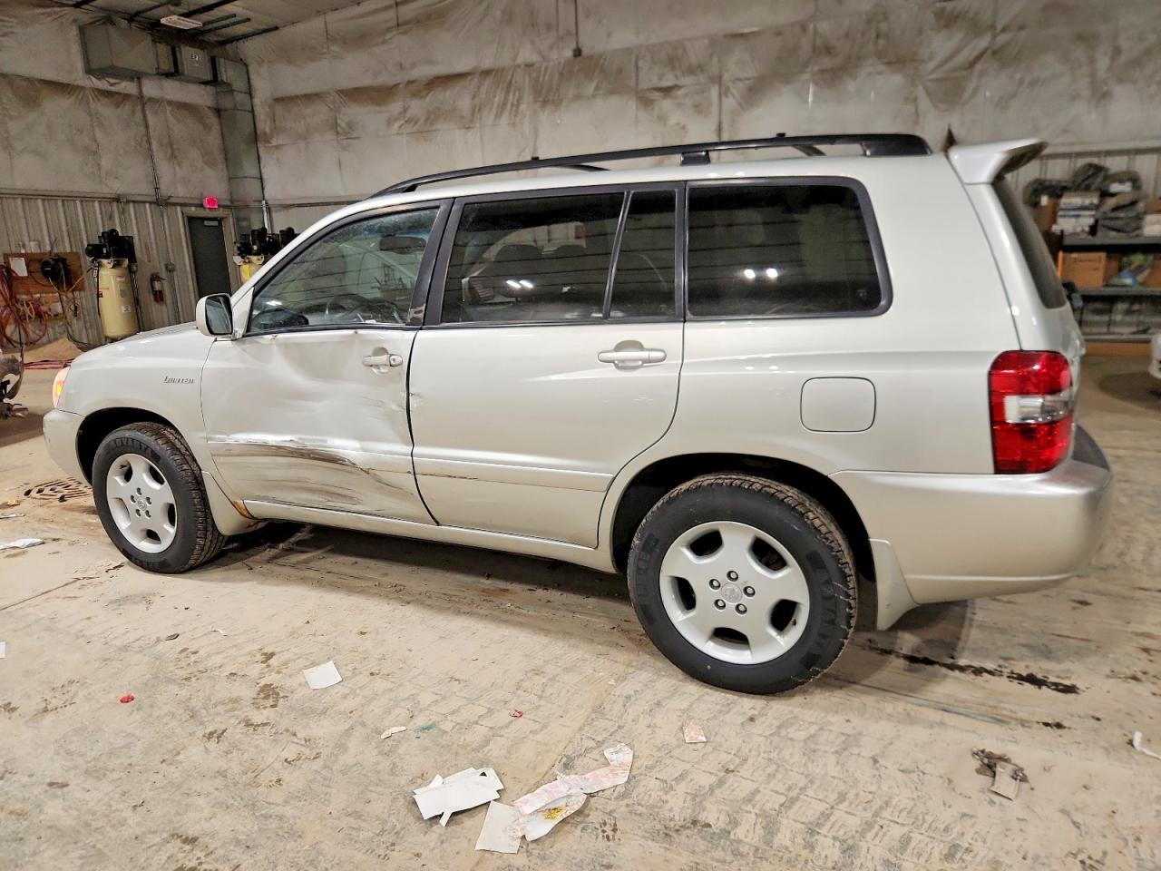 2004 TOYOTA HIGHLANDER photo 2