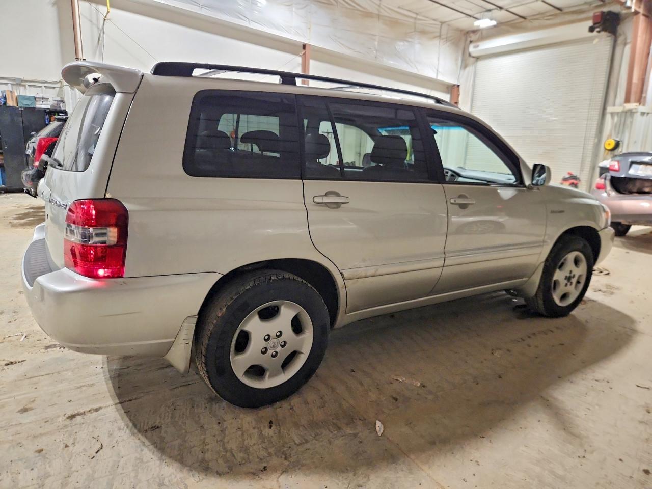 2004 TOYOTA HIGHLANDER photo 3