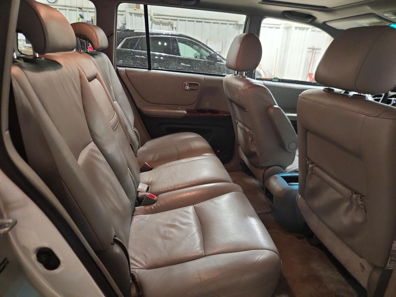 2004 TOYOTA HIGHLANDER photo 11