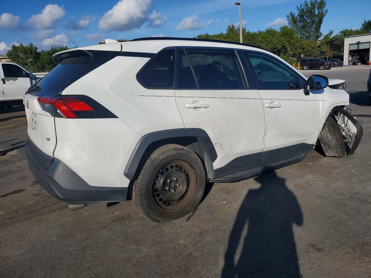 2019 TOYOTA RAV4 LE photo 3